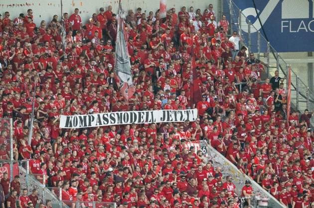 FUSSBALL - REGIONALLIGA SAISON 2026-2027 NORDOST 4. SPIELTAG JENA - ERFURT ** NUR FÜR REDAKTIONELLE ZWECKE ** EDITORIAL USE ONLY **<p>09 08 2026-Jena: Fussball Regionalliga Nordost Saison 2026 20227 Ernst-Abbe-Sportfeld 4. Spieltag FC Carl Zeiss Jena - FC Rot Weiss Erfurt im Foto: RWE-Fans mit Banner Kompassmodel jetzt ! ( Deutschland Thueringen Jena Copyright: SaschaxFromm *** SOCCER REGIONAL LEAGUE SEASON 2026–2027 NORTHEAST, MATCHDAY 4: JENA VS. ERFURT ** FOR EDITORIAL PURPOSES ONLY ** EDITORIAL USE ONLY ** p 09 08 2026 Jena Soccer Regional League Northeast Season 2026–2027 Ernst Abbe Sports Field Matchday 4 FC Carl Zeiss Jena vs. FC Rot-Weiss Erfurt; pictured: RWE fans with a Kompassmodel jetzt Deutschland Thüringen Jena banner. Copyright SaschaxFromm Copyright: SaschaxFromm doc87343zus2t1x3shr1cqx ,EDITORIAL USE ONLY
