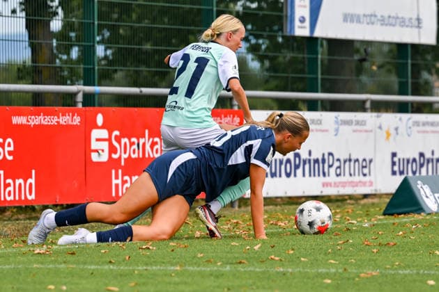09.08.2026, Fußball, 2. Frauen-Bundesliga, 2026 2027, 2. Spieltag,SC Sand - SG 99 Andernach Sophia Gerber (18 Sand) mit einem Foulspiel an Isabel Pfeiffer 821 Andernach). *** August 9, 2026, Soccer, Women s Bundesliga 2, 2026–2027, Matchday 2, SC Sand vs. SG 99 Andernach: Sophia Gerber (18, Sand) committed a foul on Isabel Pfeiffer (821, Andernach)