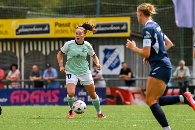 Leonie Krump (10 Andernach) mit dem Ball am Fuß. *** Leonie Krump, No. 10 from Andernach, with the ball at her feet