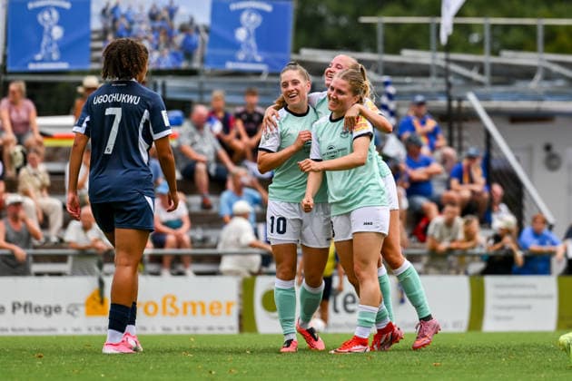 Jubel nach dem 1:0 bei Leonie Krump (10 Andernach), Paula Petri (9 Andernach) und Marlene Ganßer (13 Andernach). *** Celebrations after the 1-0 victory for Leonie Krump (10, Andernach), Paula Petri (9, Andernach), and Marlene Ganßer (13, Andernach)