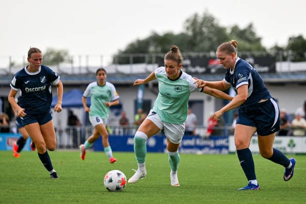 Carolin Schraa (7 Andernach) im Zweikampf. *** Carolin Schraa 7 Andernach in a head-to-head match