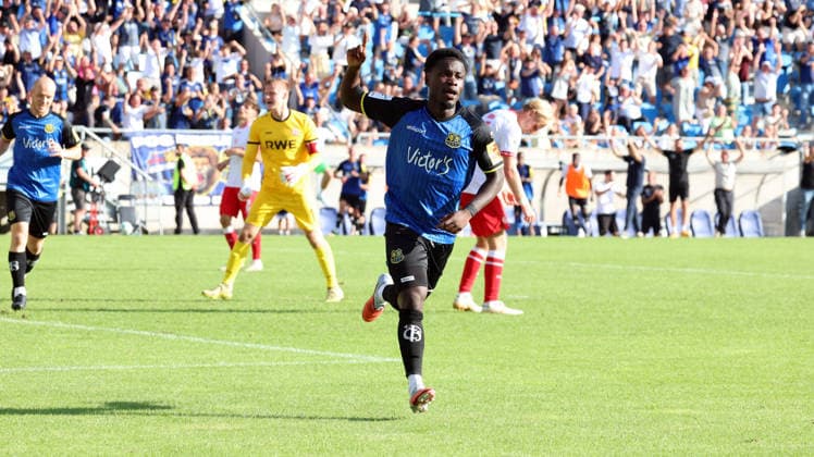09.08.2026, xrekx, Fussball 3.Liga, 1.FC Saarbruecken - Rot-Weiss Essen v.l. Torjubel nach dem Tor zum celebrating the goal celebrate 5:2 durch Kelsey Owusu Aninkorah-Meisel (1. FC Saarbruecken) (DFL DFB REGULATIONS PROHIBIT ANY USE OF PHOTOGRAPHS as IMAGE SEQUENCES and or QUASI-VIDEO) Saarbruecken *** August 9, 2026, xrekx, Soccer 3rd Division, 1 FC Saarbrücken vs. Rot-Weiss Essen: Goal celebration after Kelsey Owusu Aninkorah Meisel scored the 5-2 goal for 1 FC Saarbrücken. DFL and DFB regulations prohibit any use of photographs as image sequences and or QUASI VIDEO Saarbrücken