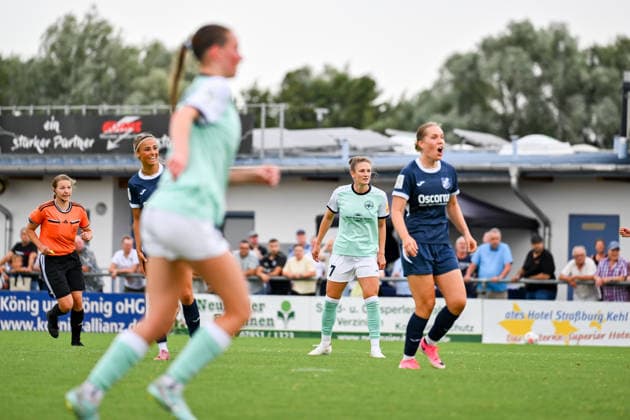 Geht der Ball rein oder nicht? Spannung nach dem Abschluss von Carolin Schraa (7 Andernach). *** Will the ball go in or not? The suspense after Carolin Schraa s shot 7 Andernach