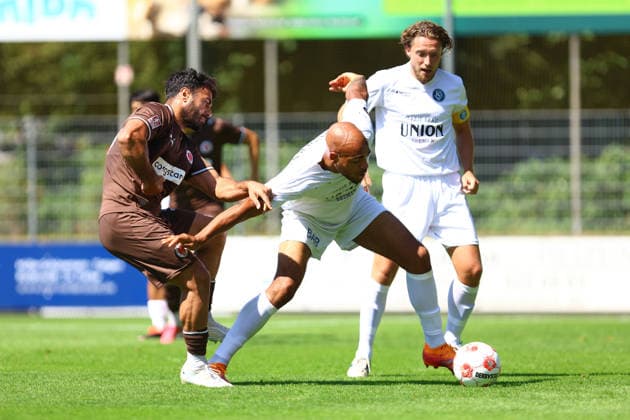 30 Nikky Goguadze (FC St. Pauli U23), 5 Anthony Nwachukwu (Bremer SV) Fußball I Herren I Regionalliga Nord I Saison 2026-2027 I 2. Spieltag I FC St. Pauli U23 - Bremer SV I 09.08.2026 I Edmund-Plambeck-Stadion *** 30 Nikky Goguadze, FC St. Pauli U23, 5 Anthony Nwachukwu Bremer SV Men s Soccer I Regionalliga Nord I 2026–2027 Season I Matchday 2 I FC St. Pauli U23 vs. Bremer SV I August 9, 2026 I Edmund Plambeck Stadium