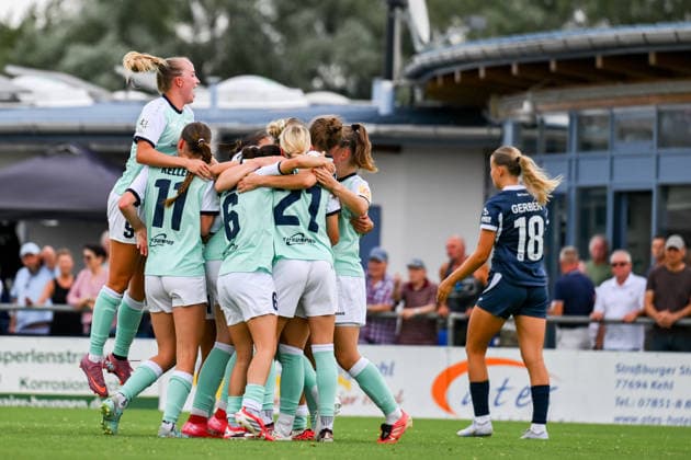 Freude bei den Andernacherinnen nach dem wichtigen 2:1. *** Joy among the Andernach women after the important 2-1 victory