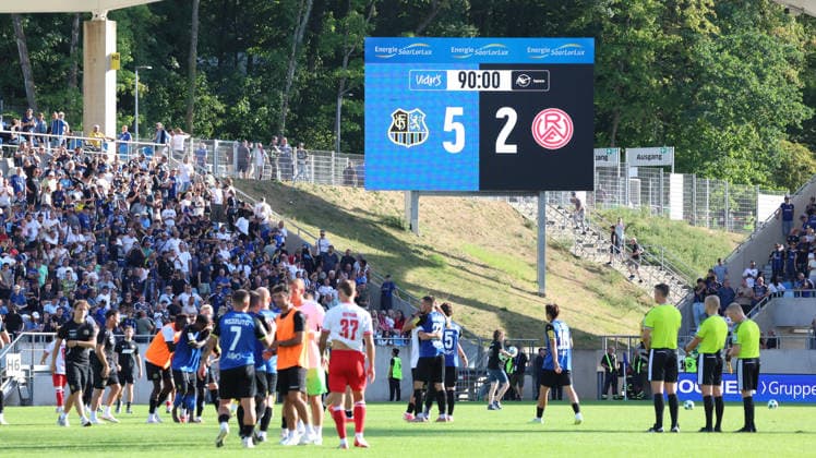 09.08.2026, xrekx, Fussball 3.Liga, 1.FC Saarbruecken - Rot-Weiss Essen v.l. FC Saarbruecken Mannschaft, Spieler, jubeln nach Spielende, Team, Player, celebrate at the end of the match Anzeigetafel, Videowall, Scoreboard, Info, Werbung (DFL DFB REGULATIONS PROHIBIT ANY USE OF PHOTOGRAPHS as IMAGE SEQUENCES and or QUASI-VIDEO) Saarbruecken *** August 9, 2026, xrekx, Soccer 3rd Division, 1. FC Saarbrücken vs. Rot-Weiß Essen, 1. FC Saarbrücken team, players celebrating after the match, team, players, celebrating at the end of the match, scoreboard, video wall, scoreboard, info, advertising. DFL and DFB regulations prohibit any use of photographs as image sequences and or quasi-video. Saarbrücken