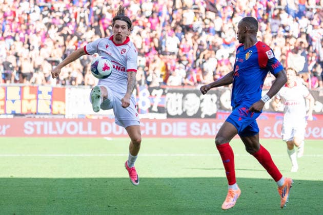 BASEL, SWITZERLAND - AUGUST 9: Marc Gutbub of Thun L) battles for the ball with Akpe Victory of Basel R) on August 9, 2026 in Basel, Switzerland. *** BASEL, SWITZERLAND, AUGUST 9: Marc Gutbub of Thun (L) battles for the ball with Akpe Victory of Basel (R) on August 9, 2026, in Basel, Switzerland Copyright: xJustPictures.ch PascalxvonxBürenx jp-en-EuSpIm-Pavo_Fotografie-07110