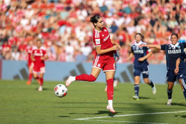 Kassandra Potsi (FC Bayern Muenchen, 06) mit Ball, GER, FC Bayern Muenchen vs. Paris FC, Fussball, Testspiel, Saison 2026 2027, 09.08.2026, GER, FC Bayern Muenchen vs. Paris FC, Fussball, Testspiel, Saison 2026 2027, 09.08.2026 Unterhaching *** Kassandra Potsi, FC Bayern Munich, No. 6 with the ball, GER, FC Bayern Munich vs. Paris FC, soccer, friendly match, 2026–2027 season, August 9, 2026, GER, FC Bayern Munich vs. Paris FC, soccer, friendly match, 2026–2027 season, August 9, 2026, Unterhaching Copyright: xEibner-Pressefoto JennixMaulx EP_JML