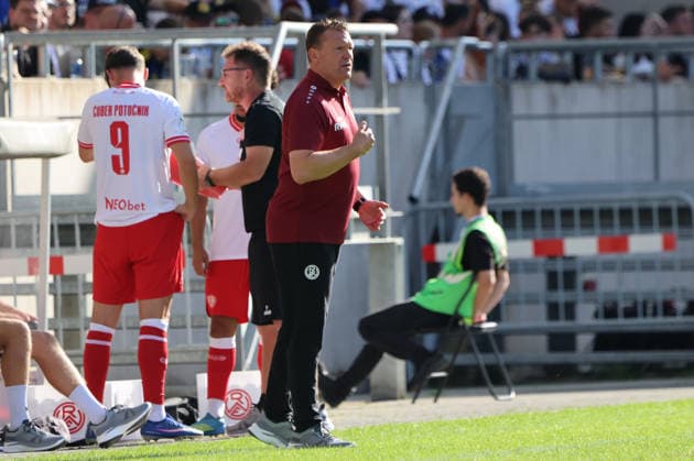 09.08.2026, Fussball, Herren, 3. Liga, Saison 2026 2027, 1. FC Saarbrücken - Rot-Weiss Essen, Trainer Uwe Koschinat (Rot-Weiss Essen) Saarbrücken Ludwigsparkstadion Saarland Deutschland (DEU) *** August 9, 2026, Soccer, Men s, 3rd Division, 2026–2027 Season, 1 FC Saarbrücken vs. Rot-Weiss Essen, Coach Uwe Koschinat, Rot-Weiss Essen, Saarbrücken, Ludwigsparkstadion, Saarland, Germany, DEU Copyright: xSebastianxBachx