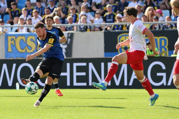 09.08.2026, Fussball, Herren, 3. Liga, Saison 2026 2027, 1. FC Saarbrücken - Rot-Weiss Essen, Christian Kühlwetter (1. FC Saarbrücken), Max Geschwill (Rot-Weiss Essen) Saarbrücken Ludwigsparkstadion Saarland Deutschland (DEU) *** August 9, 2026, Soccer, Men s, 3rd Division, 2026–2027 Season, 1 FC Saarbrücken vs. Rot-Weiss Essen, Christian Kühlwetter (1 FC Saarbrücken), Max Geschwill (Rot-Weiss Essen), Saarbrücken, Ludwigsparkstadion, Saarland, Germany, DEU Copyright: xSebastianxBachx
