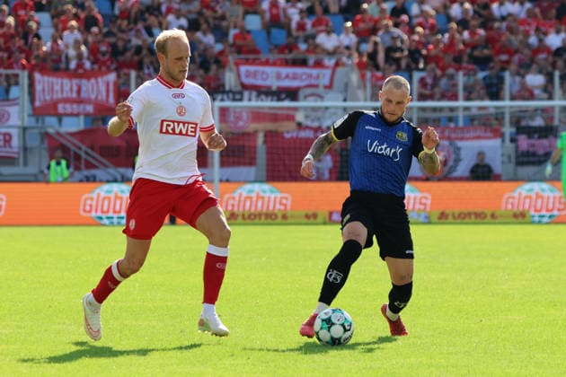 09.08.2026, Fussball, Herren, 3. Liga, Saison 2026 2027, 1. FC Saarbrücken - Rot-Weiss Essen, Philip Fahrner (1. FC Saarbrücken), Lucas Brumme (Rot-Weiss Essen) Saarbrücken Ludwigsparkstadion Saarland Deutschland (DEU) *** August 9, 2026, Soccer, Men s, 3rd Division, 2026–2027 Season, 1 FC Saarbrücken vs. Rot-Weiss Essen, Philip Fahrner (1 FC Saarbrücken), Lucas Brumme (Rot-Weiss Essen), Saarbrücken, Ludwigsparkstadion, Saarland, Germany, DEU Copyright: xSebastianxBachx