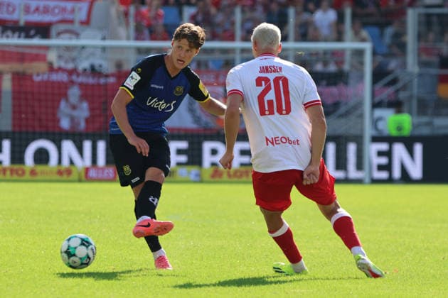 09.08.2026, Fussball, Herren, 3. Liga, Saison 2026 2027, 1. FC Saarbrücken - Rot-Weiss Essen, Daniel Gleiber (1. FC Saarbrücken), Marek Janssen (Rot-Weiss Essen) Saarbrücken Ludwigsparkstadion Saarland Deutschland (DEU) *** August 9, 2026, Soccer, Men s, 3rd Division, 2026–2027 Season, 1 FC Saarbrücken vs. Rot-Weiss Essen, Daniel Gleiber (1 FC Saarbrücken), Marek Janssen (Rot-Weiss Essen), Saarbrücken, Ludwigsparkstadion, Saarland, Germany, DEU Copyright: xSebastianxBachx
