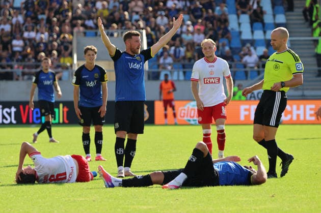 09.08.2026, Fussball, Herren, 3. Liga, Saison 2026 2027, 1. FC Saarbrücken - Rot-Weiss Essen, Christian Kühlwetter (1. FC Saarbrücken), Kai Brünker (1. FC Saarbrücken) verletzt, Max Geschwill (Rot-Weiss Essen) verletzt Saarbrücken Ludwigsparkstadion Saarland Deutschland (DEU) *** August 9, 2026, Soccer, Men s, 3rd Division, 2026–2027 Season, 1 FC Saarbrücken vs. Rot-Weiss Essen, Christian Kühlwetter (1 FC Saarbrücken), Kai Brünker (1 FC Saarbrücken) injured, Max Geschwill (Rot-Weiss Essen) injured, Saarbrücken, Ludwigsparkstadion, Saarland, Germany, DEU Copyright: xSebastianxBachx