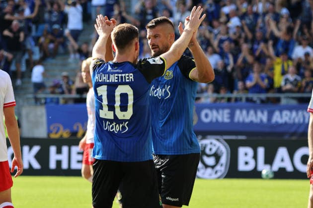 09.08.2026, Fussball, Herren, 3. Liga, Saison 2026 2027, 1. FC Saarbrücken - Rot-Weiss Essen, Torjubel zum 3:2, Torschütze: Kai Brünker (1. FC Saarbrücken), Christian Kühlwetter (1. FC Saarbrücken) Saarbrücken Ludwigsparkstadion Saarland Deutschland (DEU) *** August 9, 2026, Soccer, Men s, 3rd Division, 2026–2027 Season, 1 FC Saarbrücken vs. Rot-Weiss Essen, Goal celebration after the 3–2 goal, Goal scorers: Kai Brünker (1 FC Saarbrücken) and Christian Kühlwetter (1 FC Saarbrücken), Saarbrücken, Ludwigsparkstadion, Saarland, Germany, DEU Copyright: xSebastianxBachx