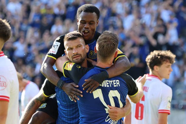 09.08.2026, Fussball, Herren, 3. Liga, Saison 2026 2027, 1. FC Saarbrücken - Rot-Weiss Essen, Torjubel zum 3:2, Torschütze: Kai Brünker (1. FC Saarbrücken) Saarbrücken Ludwigsparkstadion Saarland Deutschland (DEU) *** August 9, 2026, Soccer, Men s, 3rd Division, 2026–2027 Season, 1 FC Saarbrücken vs. Rot Weiss Essen, goal celebration after the 3–2 goal, goal scorer Kai Brünker, 1 FC Saarbrücken, Saarbrücken, Ludwigsparkstadion, Saarland, Germany, DEU Copyright: xSebastianxBachx