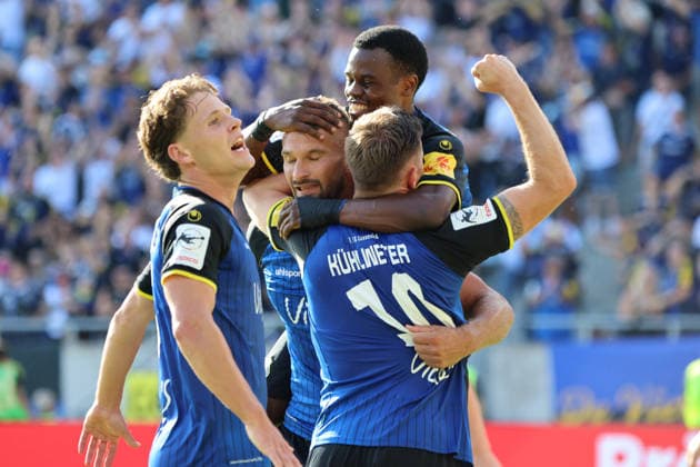 09.08.2026, Fussball, Herren, 3. Liga, Saison 2026 2027, 1. FC Saarbrücken - Rot-Weiss Essen, Torjubel zum 3:2, Torschütze: Kai Brünker (1. FC Saarbrücken) Saarbrücken Ludwigsparkstadion Saarland Deutschland (DEU) *** August 9, 2026, Soccer, Men s, 3rd Division, 2026–2027 Season, 1 FC Saarbrücken vs. Rot Weiss Essen, goal celebration after the 3–2 goal, goal scorer Kai Brünker, 1 FC Saarbrücken, Saarbrücken, Ludwigsparkstadion, Saarland, Germany, DEU Copyright: xSebastianxBachx