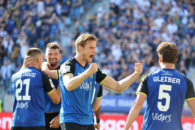 09.08.2026, Fussball, Herren, 3. Liga, Saison 2026 2027, 1. FC Saarbrücken - Rot-Weiss Essen, Torjubel zum 3:2, Torschütze: Kai Brünker (1. FC Saarbrücken), Siemen Voet (1. FC Saarbrücken) jubelt Saarbrücken Ludwigsparkstadion Saarland Deutschland (DEU) *** August 9, 2026, Soccer, Men s, 3rd Division, 2026–2027 Season, 1 FC Saarbrücken vs. Rot-Weiss Essen, goal celebration after the 3–2 goal, goal scorer Kai Brünker (1 FC Saarbrücken), Siemen Voet (1 FC Saarbrücken) celebrates; Saarbrücken, Ludwigsparkstadion, Saarland, Germany, DEU Copyright: xSebastianxBachx