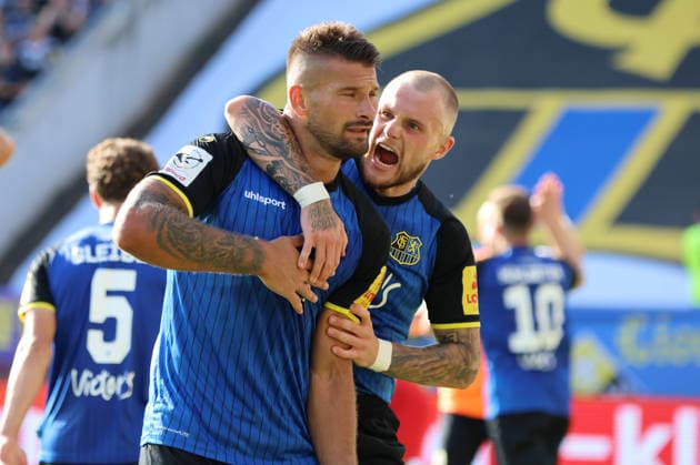 09.08.2026, Fussball, Herren, 3. Liga, Saison 2026 2027, 1. FC Saarbrücken - Rot-Weiss Essen, Torjubel zum 3:2, Torschütze: Kai Brünker (1. FC Saarbrücken), Philip Fahrner (1. FC Saarbrücken) Saarbrücken Ludwigsparkstadion Saarland Deutschland (DEU) *** August 9, 2026, Soccer, Men s, 3rd Division, 2026–2027 Season, 1 FC Saarbrücken vs. Rot-Weiss Essen, goal celebration after the 3–2 goal, goal scorers: Kai Brünker (1 FC Saarbrücken) and Philip Fahrner (1 FC Saarbrücken), Saarbrücken, Ludwigsparkstadion, Saarland, Germany (DEU) Copyright: xSebastianxBachx