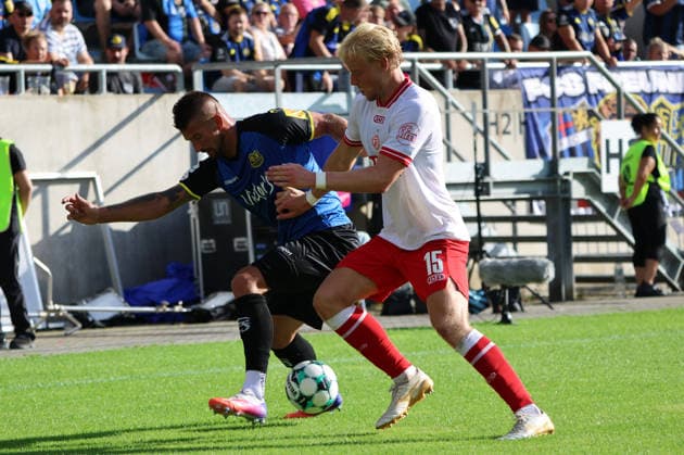 09.08.2026, Fussball, Herren, 3. Liga, Saison 2026 2027, 1. FC Saarbrücken - Rot-Weiss Essen, Kai Brünker (1. FC Saarbrücken), Ben Hüning (Rot-Weiss Essen) Saarbrücken Ludwigsparkstadion Saarland Deutschland (DEU) *** August 9, 2026, Soccer, Men s, 3rd Division, 2026–2027 Season, 1 FC Saarbrücken vs. Rot-Weiss Essen, Kai Brünker (1 FC Saarbrücken), Ben Hüning (Rot-Weiss Essen), Saarbrücken, Ludwigsparkstadion, Saarland, Germany, DEU Copyright: xSebastianxBachx
