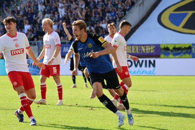 09.08.2026, Fussball, Herren, 3. Liga, Saison 2026 2027, 1. FC Saarbrücken - Rot-Weiss Essen, Torjubel zum 4:2, Torschütze: Siemen Voet (1. FC Saarbrücken) Saarbrücken Ludwigsparkstadion Saarland Deutschland (DEU) *** August 9, 2026, Soccer, Men s, 3rd Division, 2026–2027 Season, 1 FC Saarbrücken vs. Rot Weiss Essen, goal celebration after the 4–2 goal, goal scorer Siemen Voet, 1 FC Saarbrücken, Saarbrücken, Ludwigsparkstadion, Saarland, Germany, DEU Copyright: xSebastianxBachx