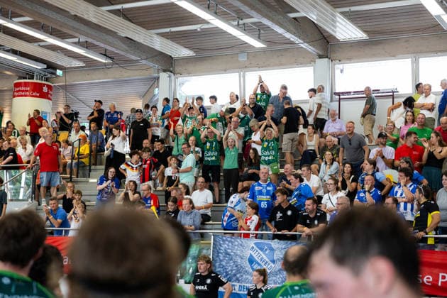 Die Fans von FRISCH AUF! freuen sich ueber den Turniersieg, Jubel, Freude, Leidenschaft, Erfolg, Emotion, Begeisterung, positive Emotionen GER, FRISCH AUF! Goeppingen vs. TVB Stuttgart, Handball, Vorbereitung, Turnier, S-Cup Altensteig, Finale, Spielzeit 2026 2027, 09.08.2026, GER, FRISCH AUF! Goeppingen vs. TVB Stuttgart, Handball, Vorbereitung, Turnier, S-Cup Altensteig, Finale, Spielzeit 2026 2027, 09.08.2026, Altensteig *** FRISCH AUF fans are celebrating the tournament victory, Jubilation, joy, passion, success, emotion, enthusiasm, positive emotions GER, FRISCH AUF Goeppingen vs. TVB Stuttgart, handball, preseason, tournament, S Cup Altensteig, final, 2026–2027 season, August 9, 2026, GER, FRISCH AUF Göppingen vs. TVB Stuttgart, handball, preseason, tournament, S Cup Altensteig, final, 2026–2027 season, August 9, 2026, Altensteig Copyright: xEibnerxPressefoto OliverxSchmidtx EP_OST