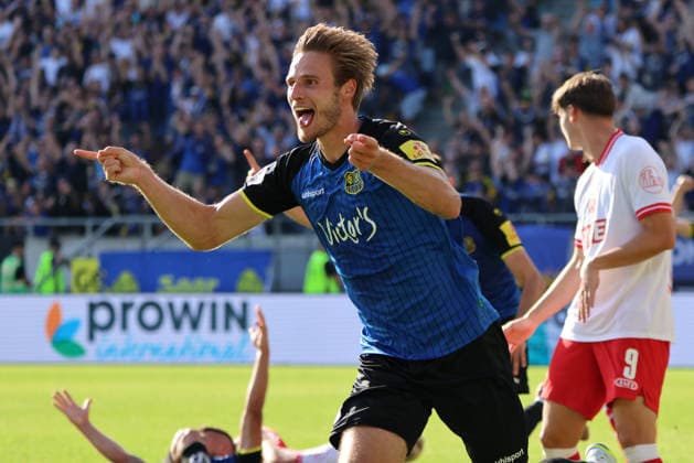 09.08.2026, Fussball, Herren, 3. Liga, Saison 2026 2027, 1. FC Saarbrücken - Rot-Weiss Essen, Torjubel zum 4:2, Torschütze: Siemen Voet (1. FC Saarbrücken) Saarbrücken Ludwigsparkstadion Saarland Deutschland (DEU) *** August 9, 2026, Soccer, Men s, 3rd Division, 2026–2027 Season, 1 FC Saarbrücken vs. Rot Weiss Essen, goal celebration after the 4–2 goal, goal scorer Siemen Voet, 1 FC Saarbrücken, Saarbrücken, Ludwigsparkstadion, Saarland, Germany, DEU Copyright: xSebastianxBachx