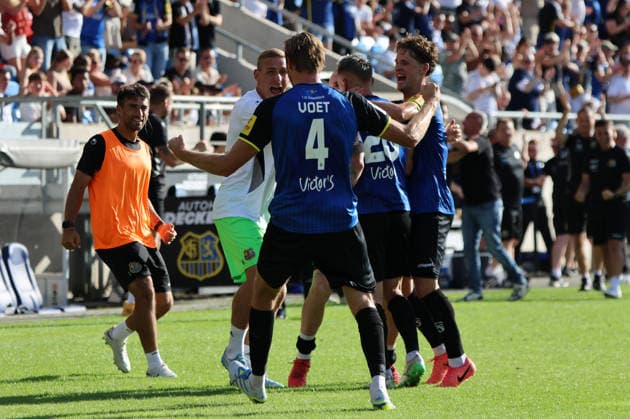 09.08.2026, Fussball, Herren, 3. Liga, Saison 2026 2027, 1. FC Saarbrücken - Rot-Weiss Essen, Torjubel zum 4:2, Torschütze: Siemen Voet (1. FC Saarbrücken) Saarbrücken Ludwigsparkstadion Saarland Deutschland (DEU) *** August 9, 2026, Soccer, Men s, 3rd Division, 2026–2027 Season, 1 FC Saarbrücken vs. Rot Weiss Essen, goal celebration after the 4–2 goal, goal scorer Siemen Voet, 1 FC Saarbrücken, Saarbrücken, Ludwigsparkstadion, Saarland, Germany, DEU Copyright: xSebastianxBachx