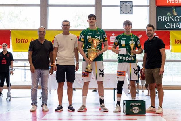 Siegerehrung FRISCH AUF! Goeppingen, Turniersieg, 1. Platz GER, FRISCH AUF! Goeppingen vs. TVB Stuttgart, Handball, Vorbereitung, Turnier, S-Cup Altensteig, Finale, Spielzeit 2026 2027, 09.08.2026, GER, FRISCH AUF! Goeppingen vs. TVB Stuttgart, Handball, Vorbereitung, Turnier, S-Cup Altensteig, Finale, Spielzeit 2026 2027, 09.08.2026, Altensteig *** Awards Ceremony: FRISCH AUF Goeppingen, Tournament Champion, 1st Place GER, FRISCH AUF Goeppingen vs. TVB Stuttgart, Handball, Preseason, Tournament, S Cup Altensteig, Final, 2026–2027 Season, August 9, 2026, GER, FRISCH AUF Goeppingen vs. TVB Stuttgart, handball, preseason, tournament, S Cup Altensteig, final, 2026–2027 season, August 9, 2026, Altensteig Copyright: xEibnerxPressefoto OliverxSchmidtx EP_OST