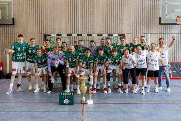 Die Spieler von FRISCH AUF! freuen sich ueber den Turniersieg, Jubel, Freude, Leidenschaft, Erfolg, Emotion, Begeisterung, positive Emotionen, Siegerfoto GER, FRISCH AUF! Goeppingen vs. TVB Stuttgart, Handball, Vorbereitung, Turnier, S-Cup Altensteig, Finale, Spielzeit 2026 2027, 09.08.2026, GER, FRISCH AUF! Goeppingen vs. TVB Stuttgart, Handball, Vorbereitung, Turnier, S-Cup Altensteig, Finale, Spielzeit 2026 2027, 09.08.2026, Altensteig *** The FRISCH AUF players are celebrating their tournament victory, Celebration, joy, passion, success, emotion, enthusiasm, positive emotions, winners’ photo GER, FRISCH AUF Göppingen vs. TVB Stuttgart, handball, preseason, tournament, S Cup Altensteig, final, 2026–2027 season, August 9, 2026, GER, FRISCH AUF Göppingen vs. TVB Stuttgart, handball, preseason, tournament, S Cup Altensteig, final, 2026–2027 season, August 9, 2026, Altensteig Copyright: xEibnerxPressefoto OliverxSchmidtx EP_OST