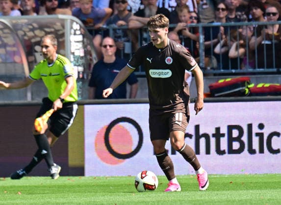 08.08.2026,GER Fußball, Männer, 2.BL, Spieltag 1, Saison 2026 2027, Hamburg, FC St. Pauli vs SpVgg Greuther Fürth Einzelatkion Querformat Arkadiusz Pyrka (Pauli 11) DFB DFL regulations prohibit any use of photographs as image sequences and or quasi-video) Hamburg Millerntorstadion Hamburg Deutschland *** August 8, 2026, GER Soccer, Men, 2nd Division, Matchday 1, 2026–2027 Season, Hamburg, FC St. Pauli vs. SpVgg Greuther Fürth, Single Shot, Landscape Format, Arkadiusz Pyrka, Pauli 11. DFB and DFL regulations prohibit any use of photographs as image sequences and or quasi-video. Hamburg, Millerntorstadion, Hamburg, Germany Copyright: xnordphotoxGmbH xWitkex