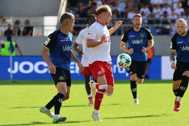 09.08.2026, Fussball, Herren, 3. Liga, Saison 2026 2027, 1. FC Saarbrücken - Rot-Weiss Essen, Florian Pick (1. FC Saarbrücken), Tony Menzel (Rot-Weiss Essen) Saarbrücken Ludwigsparkstadion Saarland Deutschland (DEU) *** August 9, 2026, Soccer, Men s, 3rd Division, 2026–2027 Season, 1 FC Saarbrücken vs. Rot-Weiss Essen, Florian Pick (1 FC Saarbrücken), Tony Menzel (Rot-Weiss Essen), Saarbrücken, Ludwigsparkstadion, Saarland, Germany, DEU Copyright: xSebastianxBachx