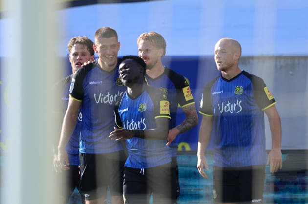 09.08.2026, Fussball, Herren, 3. Liga, Saison 2026 2027, 1. FC Saarbrücken - Rot-Weiss Essen, Torjubel zum 5:2, Torschütze: Kelsey Owusu (1. FC Saarbrücken) Saarbrücken Ludwigsparkstadion Saarland Deutschland (DEU) *** August 9, 2026, Soccer, Men s, 3rd Division, 2026–2027 Season, 1 FC Saarbrücken vs. Rot-Weiss Essen, goal celebration after the 5–2 goal, goal scorer Kelsey Owusu, 1 FC Saarbrücken, Saarbrücken, Ludwigsparkstadion, Saarland, Germany, DEU Copyright: xSebastianxBachx