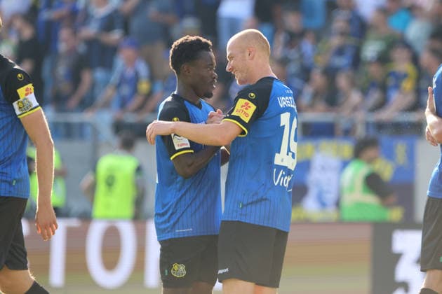 09.08.2026, Fussball, Herren, 3. Liga, Saison 2026 2027, 1. FC Saarbrücken - Rot-Weiss Essen, Torjubel zum 5:2, Torschütze: Kelsey Owusu (1. FC Saarbrücken), Sebastian Vasiliadis (1. FC Saarbrücken) Saarbrücken Ludwigsparkstadion Saarland Deutschland (DEU) *** August 9, 2026, Soccer, Men s, 3rd Division, 2026–2027 Season, 1 FC Saarbrücken vs. Rot-Weiss Essen, goal celebration after the 5–2 goal, goal scorers: Kelsey Owusu (1 FC Saarbrücken) and Sebastian Vasiliadis (1 FC Saarbrücken), Saarbrücken, Ludwigsparkstadion, Saarland, Germany, DEU Copyright: xSebastianxBachx