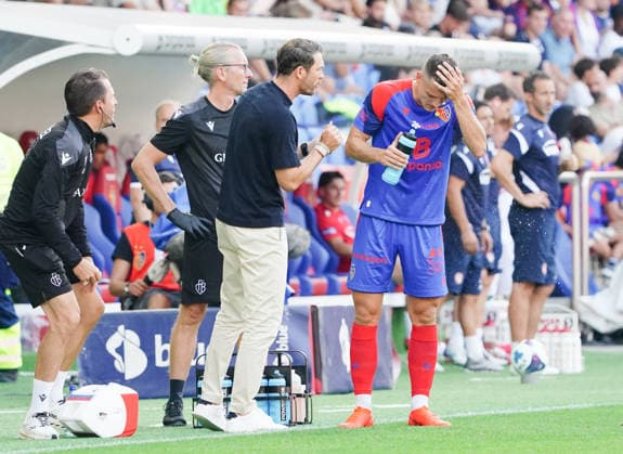 09.08.2026 Schweiz Fussball Herren Super League Saison 2026-2027 FC Basel - FC Thun 4:2 Bild , Trainer Stephan Lichtsteiner - Torschuetze Zan Celar Aktion *** August 9, 2026 Swiss Men s Soccer Super League 2026–2027 Season FC Basel vs. FC Thun 4–2 Photo: Coach Stephan Lichtsteiner, Goal Scorer Zan Celar, Action 
