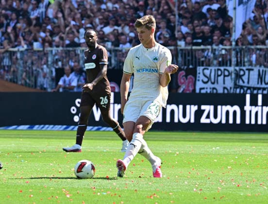 08.08.2026,GER Fußball, Männer, 2.BL, Spieltag 1, Saison 2026 2027, Hamburg, FC St. Pauli vs SpVgg Greuther Fürth Einzelatkion Querformat Krisztian Keresztes (Fürth 29) DFB DFL regulations prohibit any use of photographs as image sequences and or quasi-video) Hamburg Millerntorstadion Hamburg Deutschland *** August 8, 2026, German Soccer, Men, 2nd Division, Matchday 1, 2026–2027 Season, Hamburg, FC St. Pauli vs. SpVgg Greuther Fürth, Single Shot, Landscape Format, Krisztian Keresztes, Fürth 29. DFB and DFL regulations prohibit any use of photographs as image sequences and or quasi-video. Hamburg, Millerntorstadion, Hamburg, Germany Copyright: xnordphotoxGmbH xWitkex