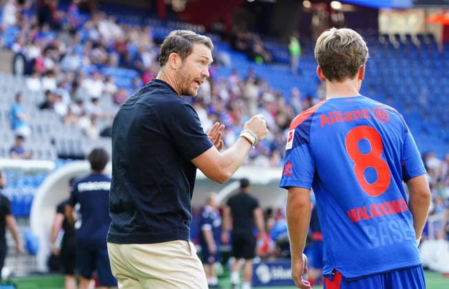 09.08.2026 Schweiz Fussball Herren Super League Saison 2026-2027 FC Basel - FC Thun 4:2 Bild , Trainer Stephan Lichtsteiner - Ludwig Malachowski Aktion *** August 9, 2026 Swiss Men s Soccer Super League 2026–2027 Season FC Basel vs. FC Thun 4–2 Photo, Coach Stephan Lichtsteiner, Ludwig Malachowski in action 
