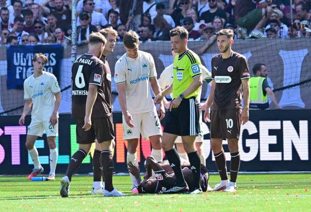 08.08.2026,GER Fußball, Männer, 2.BL, Spieltag 1, Saison 2026 2027, Hamburg, FC St. Pauli vs SpVgg Greuther Fürth Ricky-Jade Jones (Pauli 26) verletzt sich beim Kopfball mit Jannis Heuer (Fürth 22) und wird medizinisch versorgt DFB DFL regulations prohibit any use of photographs as image sequences and or quasi-video) Hamburg Millerntorstadion Hamburg Deutschland *** August 8, 2026, German Soccer, Men, 2nd Division, Matchday 1, 2026–2027 Season, Hamburg, FC St. Pauli vs. SpVgg Greuther Fürth: Ricky Jade Jones (Pauli, 26) is injured during a header duel with Jannis Heuer (Fürth, 22) and receives medical attention. DFB and DFL regulations prohibit any use of photographs as image sequences and or quasi-video. Hamburg Millerntorstadion, Hamburg, Germany Copyright: xnordphotoxGmbH xWitkex