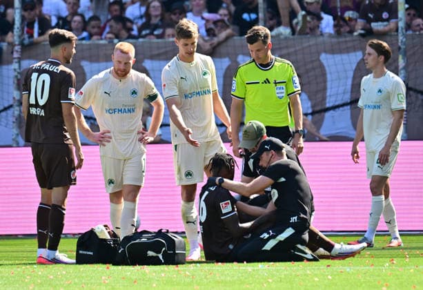 08.08.2026,GER Fußball, Männer, 2.BL, Spieltag 1, Saison 2026 2027, Hamburg, FC St. Pauli vs SpVgg Greuther Fürth Ricky-Jade Jones (Pauli 26) verletzt sich beim Kopfball mit Jannis Heuer (Fürth 22) und wird medizinisch versorgt DFB DFL regulations prohibit any use of photographs as image sequences and or quasi-video) Hamburg Millerntorstadion Hamburg Deutschland *** August 8, 2026, German Soccer, Men, 2nd Division, Matchday 1, 2026–2027 Season, Hamburg, FC St. Pauli vs. SpVgg Greuther Fürth: Ricky Jade Jones (Pauli, 26) is injured during a header duel with Jannis Heuer (Fürth, 22) and receives medical attention. DFB and DFL regulations prohibit any use of photographs as image sequences and or quasi-video. Hamburg Millerntorstadion, Hamburg, Germany Copyright: xnordphotoxGmbH xWitkex