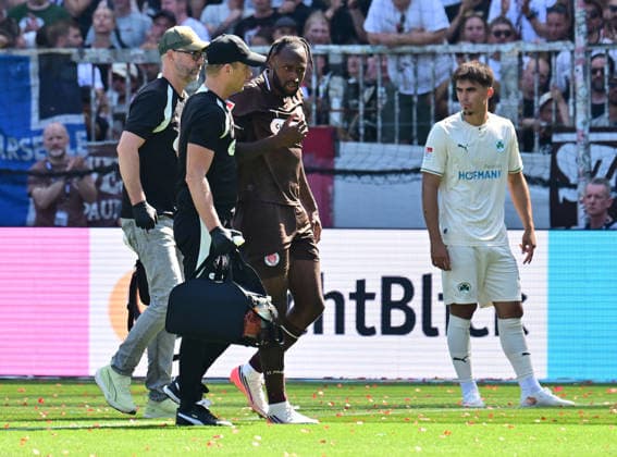 08.08.2026,GER Fußball, Männer, 2.BL, Spieltag 1, Saison 2026 2027, Hamburg, FC St. Pauli vs SpVgg Greuther Fürth Ricky-Jade Jones (Pauli 26) verletzt sich beim Kopfball mit Jannis Heuer (Fürth 22) und wird medizinisch versorgt DFB DFL regulations prohibit any use of photographs as image sequences and or quasi-video) Hamburg Millerntorstadion Hamburg Deutschland *** August 8, 2026, German Soccer, Men, 2nd Division, Matchday 1, 2026–2027 Season, Hamburg, FC St. Pauli vs. SpVgg Greuther Fürth: Ricky Jade Jones (Pauli, 26) is injured during a header duel with Jannis Heuer (Fürth, 22) and receives medical attention. DFB and DFL regulations prohibit any use of photographs as image sequences and or quasi-video. Hamburg Millerntorstadion, Hamburg, Germany Copyright: xnordphotoxGmbH xWitkex
