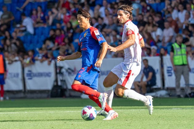 BASEL, SWITZERLAND - August 9: Keigo Tsunemoto of Basel L) battles for the ball with Jan Bamert of Thun R) during the Swiss Super League 2026 27 match between FC Basel 1893 and FC Thun at St. Jakob-Park on August 9, 2026 in Basel, Switzerland. Basel Basel-Stadt Switzerland *** BASEL, SWITZERLAND, August 9—Keigo Tsunemoto of Basel (L) battles for the ball with Jan Bamert of Thun (R) during the 2026–27 Swiss Super League match between FC Basel 1893 and FC Thun at St. Jakob Park on August 9, 2026 in Basel, Switzerland; Basel, Basel-Stadt, Switzerland Copyright: xJustPictures.ch PascalxvonxBürenx jp-en-EuSpIm-Pavo_Fotografie-07014