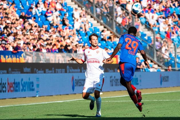 BASEL, SWITZERLAND - August 9: Lucien Dahler of Thun L) battles for the ball with Moussa Cisse of Basel R) during the Swiss Super League 2026 27 match between FC Basel 1893 and FC Thun at St. Jakob-Park on August 9, 2026 in Basel, Switzerland. Basel Basel-Stadt Switzerland *** BASEL, SWITZERLAND, August 9 — Lucien Dahler of Thun (L) battles for the ball with Moussa Cisse of Basel (R) during the 2026–27 Swiss Super League match between FC Basel 1893 and FC Thun at St. Jakob Park on August 9, 2026 in Basel, Switzerland; Basel, Basel-Stadt, Switzerland Copyright: xJustPictures.ch PascalxvonxBürenx jp-en-EuSpIm-Pavo_Fotografie-07065