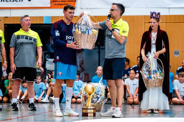 09.08.2026, xdobgx, Handball Heide-Cup 2026, TSV Hannover-Burgdorf - Handball Club Hamburg v.l. Nicolaj Jorgensen (Handball Verein Hamburg, 11) bester Torschütze, Torben Pöhls (Moderator), Jaane Köster (Heidekönigin Schneverdingen) Schneverdingen *** August 9, 2026, xdobgx, 2026 Heide Cup Handball Tournament, TSV Hannover Burgdorf Handball Club Hamburg vs. Nicolaj Jorgensen Handball Sport Verein Hamburg, 11th-leading scorer, Torben Pöhls, host, Jaane Köster, Heide Queen of Schneverdingen, Schneverdingen