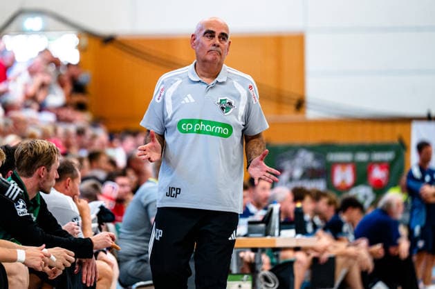 09.08.2026, xdobgx, Handball Heide-Cup 2026, TSV Hannover-Burgdorf - Handball Club Hamburg v.l. Juan Carlos Pastor (TSV Hannover-Burgdorf, Trainer), Reklamiert, beschwert sich, schimpft, complains Schneverdingen *** August 9, 2026, xdobgx, Heide Cup 2026 Handball Tournament, TSV Hannover Burgdorf vs. Handball Club Hamburg; Juan Carlos Pastor (TSV Hannover Burgdorf, coach) protests, complains, rants, Schneverdingen