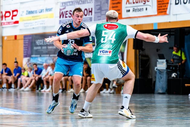 09.08.2026, xdobgx, Handball Heide-Cup 2026, TSV Hannover-Burgdorf - Handball Club Hamburg v.l. Moritz Sauter (Handball Verein Hamburg, 33), am Ball, plays the ball, Justus Fischer (TSV Hannover-Burgdorf, 54) Schneverdingen *** August 9, 2026, xdobgx, 2026 Heide Cup Handball Tournament, TSV Hannover Burgdorf vs. Handball Sport Verein Hamburg (Moritz Sauter), 33, on the ball, plays the ball, Justus Fischer (TSV Hannover Burgdorf), 54 Schneverdingen