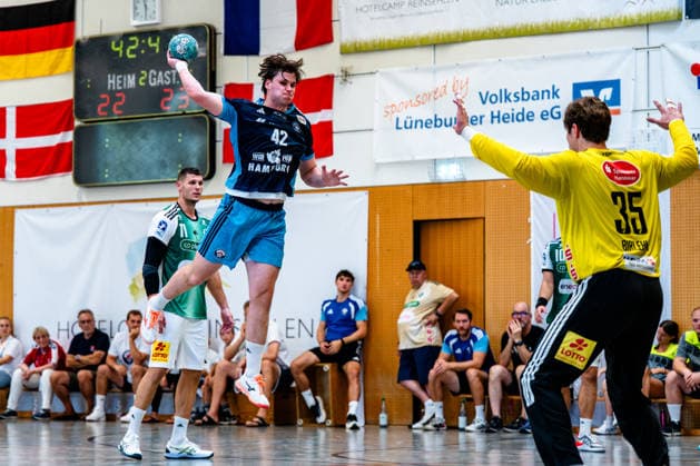 09.08.2026, xdobgx, Handball Heide-Cup 2026, TSV Hannover-Burgdorf - Handball Club Hamburg v.l. Jan Christian Schmidt (Handball Verein Hamburg, 42) beim Wurf, in action, throwing, Joel Birlehm (TSV Hannover-Burgdorf, 35) Schneverdingen *** August 9, 2026, xdobgx, Heide Cup 2026 Handball Tournament, TSV Hannover Burgdorf vs. Handball Sport Verein Hamburg, Jan Christian Schmidt (42) taking a shot, in action, throwing, Joel Birlehm (TSV Hannover Burgdorf), 35 Schneverdingen
