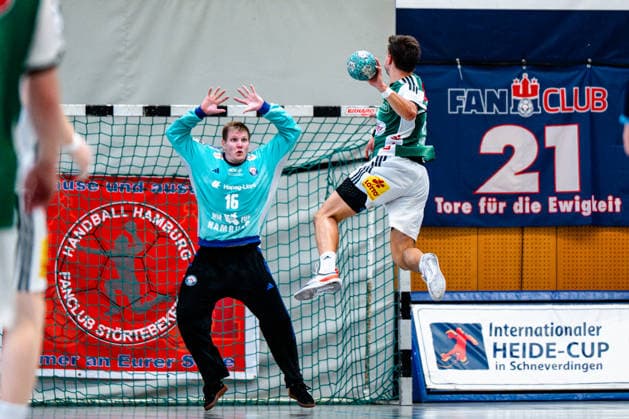 09.08.2026, xdobgx, Handball Heide-Cup 2026, TSV Hannover-Burgdorf - Handball Club Hamburg v.l. Robin Paulsen Haug (Handball Verein Hamburg, 16), Renars UÅ¡Äins (TSV Hannover-Burgdorf, 10) beim Wurf, in action, throwing Schneverdingen *** August 9, 2026, xdobgx, Heide Cup 2026 Handball Tournament, TSV Hannover Burgdorf vs. Handball Sport Verein Hamburg (from left: Robin Paulsen, Haug), 16, Renars Uöcjoins TSV Hannover Burgdorf, 10 taking a shot, in action, shooting Schneverdingen