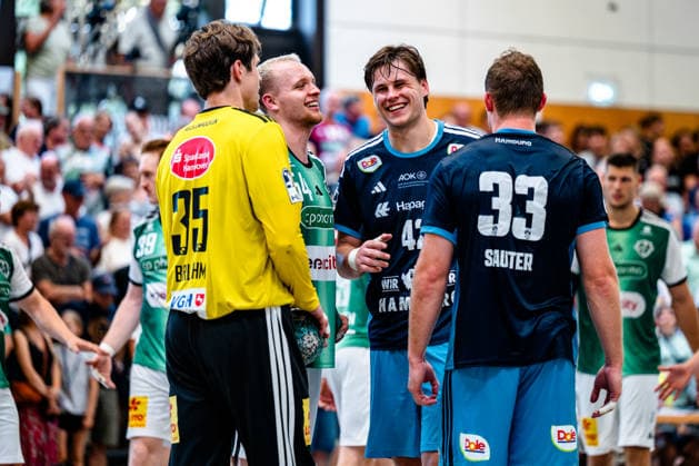 09.08.2026, xdobgx, Handball Heide-Cup 2026, TSV Hannover-Burgdorf - Handball Club Hamburg v.l. Joel Birlehm (TSV Hannover-Burgdorf, 35), Justus Fischer (TSV Hannover-Burgdorf, 54) lächelnd, freundlicher Gesichtsausdruck, smiling, friendly expression, Jan Christian Schmidt (Handball Verein Hamburg, 42) lächelnd, freundlicher Gesichtsausdruck, smiling, friendly expression, Moritz Sauter (Handball Sport Verein Hamburg, 33) Schneverdingen *** August 9, 2026, xdobgx, 2026 Heide Cup Handball Tournament, TSV Hannover Burgdorf vs. Handball Club Hamburg; from left: Joel Birlehm, TSV Hannover Burgdorf, 35, Justus Fischer, TSV Hannover Burgdorf, 54, smiling, friendly expression, Jan Christian Schmidt, Handball Sport Verein Hamburg, 42, smiling, friendly expression, Moritz Sauter, Handball Sport Verein Hamburg, 33, Schneverdingen