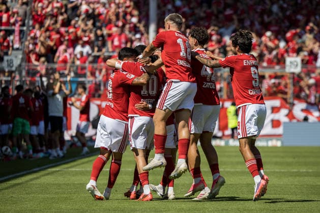 Cottbus, Deutschland 09. August 2026: 2. BL - 2026 2027 - Sp. 1 - FC Energie Cottbus gegen Hannover 96 Im Bild: Mitte Tolcay Cigerci (Energie Cottbus) jubelt über das Tor zum 1:0 mit seinen Mannschaftskameraden DFL DFB regulations prohibit any use of photographs as image sequences and or quasi-video. LEAG Energie Stadion Brandenburg *** Cottbus, Germany, August 9, 2026, 2nd Bundesliga 2026–2027, Matchday 1: FC Energie Cottbus vs. Hannover 96. Pictured in the center: Tolcay Cigerci of Energie Cottbus celebrates the 1–0 goal with his teammates. DFL and DFB regulations prohibit any use of photographs as image sequences and or quasi-video. LEAG Energie Stadium Brandenburg Copyright: xFotostandx xWeilandx