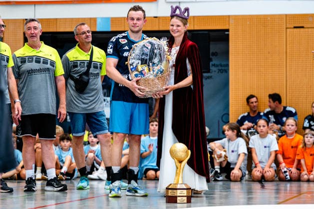 09.08.2026, xdobgx, Handball Heide-Cup 2026, TSV Hannover-Burgdorf - Handball Club Hamburg v.l. Moritz Sauter (Handball Verein Hamburg, 33), Jaane Köster (Heidekönigin Schneverdingen) Schneverdingen *** August 9, 2026, xdobgx, 2026 Heide Cup Handball Tournament, TSV Hannover Burgdorf Handball Club Hamburg vs. Moritz Sauter Handball Sports Club Hamburg, 33, Jaane Köster, Heide Queen of Schneverdingen, Schneverdingen