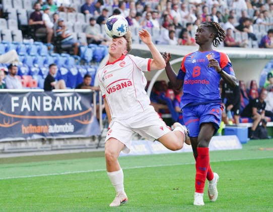 09.08.2026 Schweiz Fussball Herren Super League Saison 2026-2027 FC Basel - FC Thun 4:2 Bild , Michael Heule FC Thun gegen Asane Sow FC Basel Re, Zweikampf Aktion *** August 9, 2026 Swiss Men s Soccer Super League 2026–2027 Season FC Basel vs. FC Thun 4–2 Photo by Michael Heule: FC Thun vs. Asane Sow (FC Basel), right, in a tackle 